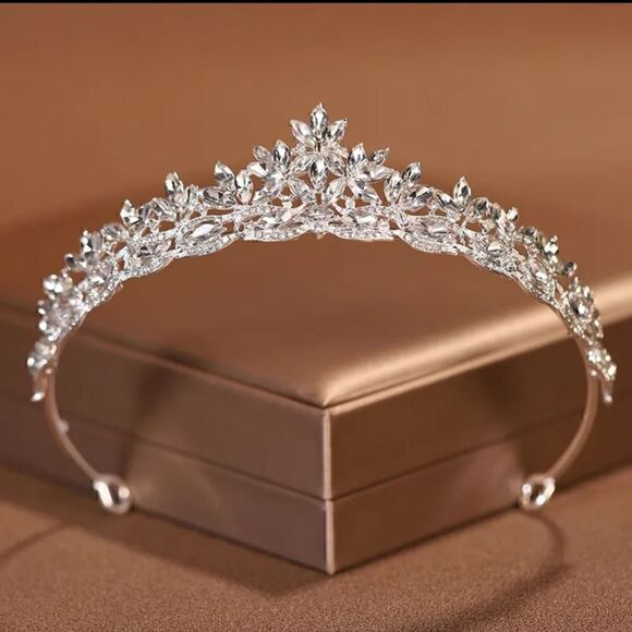 New Crystal Wedding Rhinestone Tiara - Picture 2 of 8